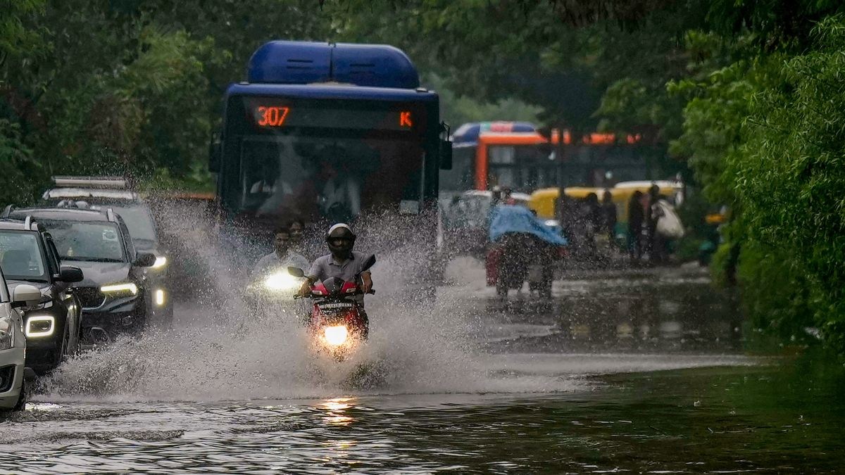 दिल्ली में भारी बारिश, ट्रैफिक पुलिस ने जारी की एडवाइजरी