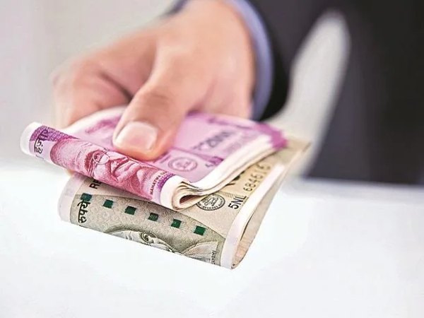 नामनिर्देशित व्यक्तीला पैसे दिले जातात