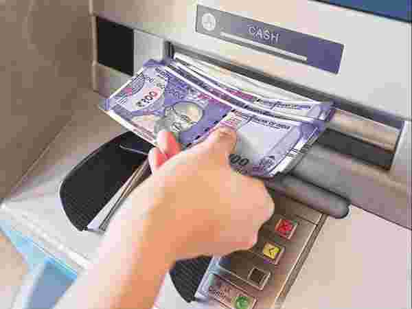 ATM इस्तेमाल करते समय न करें ये गलतियां, वरना हो जाएगा भारी नुकसान | Do not  make these mistakes while using ATM otherwise it will be a huge loss -  Hindi Goodreturns